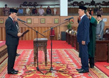 M. Asriadi saat Diambli Sumpah Jabatan oleh Ketua DPRD Provinsi Jambi. (Foto : Dok. Humas).