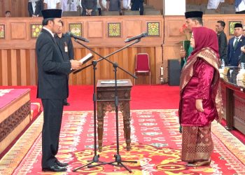 Lilis Ismayani Diambil Sumpah saat Pelantikan Oleh Ketua DPRD Provinsi Jambi, Edi Purwanto. (Foto : Dok. Humas).