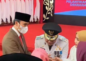 Edi Purwanto memberikan Ucapan Selamat untuk Pj. Bupati Merangin yang Baru Dilantik. (Foto : Dok. Humas).
