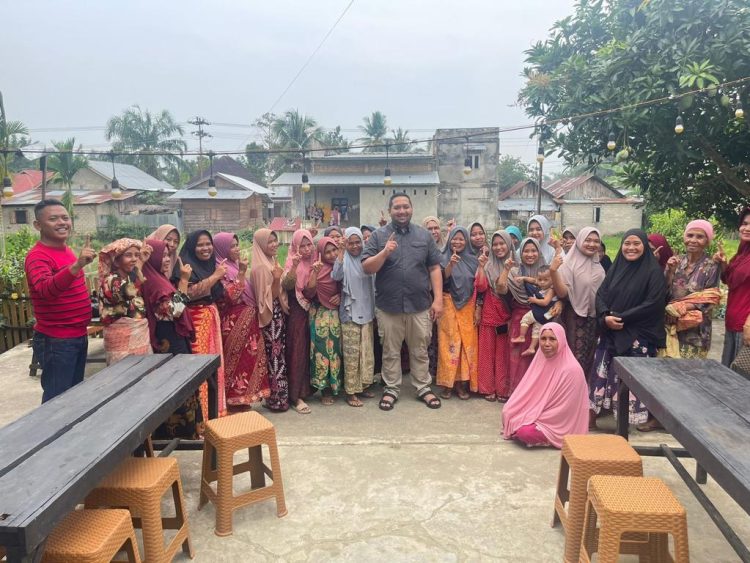 Waka DPRD Provinsi Jambi, Pinto Jayanegara bersama Kelompok Tani. (Foto : Dok. Humas).