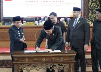 Pimpinan DPRD dan Gubernur Jambi Menandatangani Nota Kosepakaatan Perubahan APBD TA. 2023. (Foto : Dok. Humas).