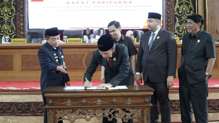 Pimpinan DPRD dan Gubernur Jambi Menandatangani Nota Kosepakaatan Perubahan APBD TA. 2023. (Foto : Dok. Humas).