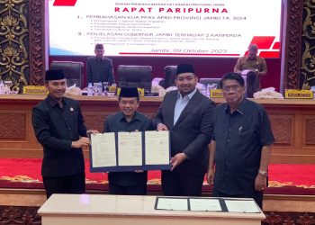 Pimpinan Dewan dan Gubernur Jambi Usai Menandatangani Kesepakatan KUA PPAS 2024. (Foto : Dok. Humas).