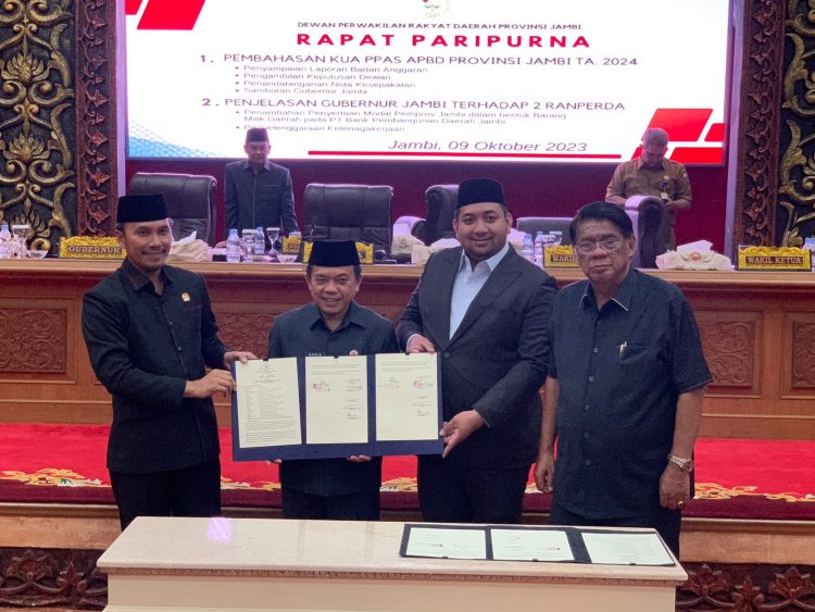 Pimpinan Dewan dan Gubernur Jambi Usai Menandatangani Kesepakatan KUA PPAS 2024. (Foto : Dok. Humas).