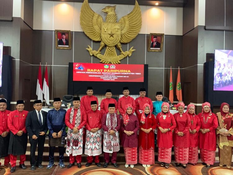 Ketua DPRD Provinsi Jambi saat Menghadiri Rapat Paripurna Peringatan HUT Kabupaten Tebo ke-24. (Foto : Dok. Humas).