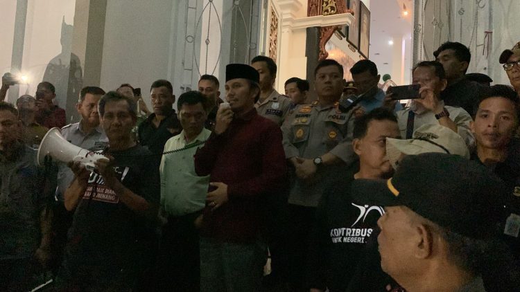 Ketua DPRD Provinsi Jambi, Edi Purwanto saat Menemui Pengunjukrasa. (Foto : Dok. Humas).