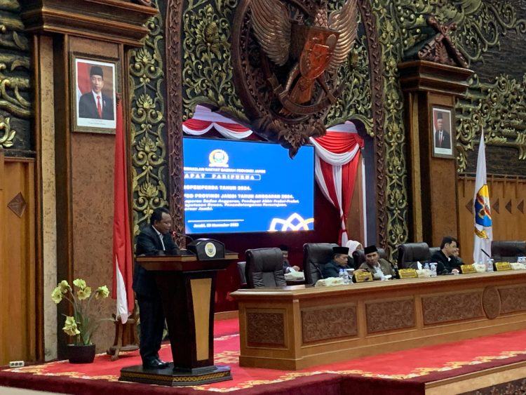 Ketua Bapemperda DPRD Provinsi Jambi, Akmaludin Menyampaikan Laporan. (Foto: Dok. Humas).