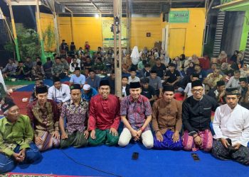 Ketua DPRD Provinsi Jambi, Edi Purwanto Bersama Warga Bakung Jaya, Kota Jambi. (Foto: Dok. Humas).
