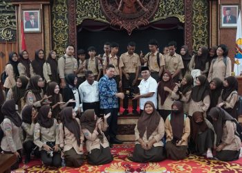Anggota DPRD Provinsi Jambi saat Menerima Kunjungan Puluhan Siswa SMK PGRI 2 Kota Jambi. (Foto : Dok. Humas).