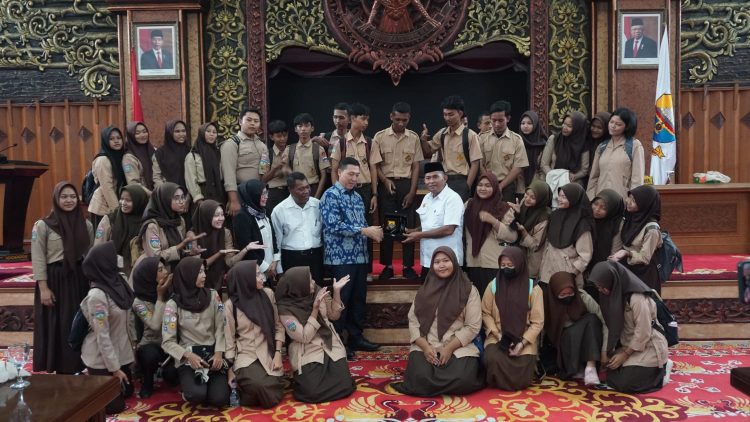 Anggota DPRD Provinsi Jambi saat Menerima Kunjungan Puluhan Siswa SMK PGRI 2 Kota Jambi. (Foto : Dok. Humas).