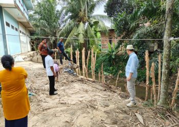 Anggota DPRD Provinsi Jambi, Budiyako Cek Kondisi Drainase yang Tengah Dibangun. (Foto: Dok. Humas).