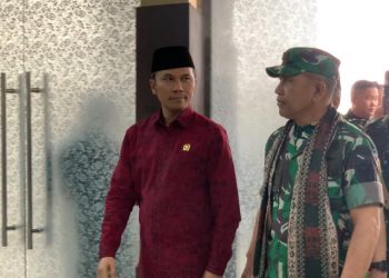 Ketua DPRD Provinsi Jambi, Edi Purwanto Menyambut Kedatangan Danrem 042/Gapu di Bandara STS Jambi. (Foto: Dok. Humas).