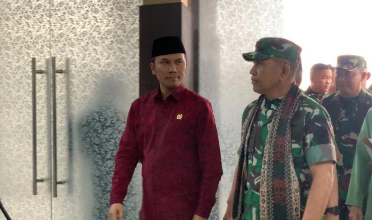 Ketua DPRD Provinsi Jambi, Edi Purwanto Menyambut Kedatangan Danrem 042/Gapu di Bandara STS Jambi. (Foto: Dok. Humas).