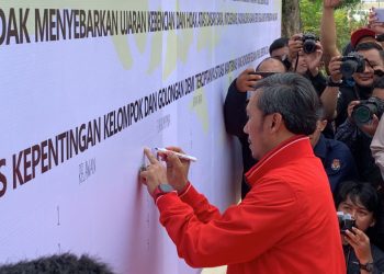 Ketua DPRD Provinsi Jambi, Edi Purwanto saat Menandatangani Kesepakatan Pemilu Damai. (Foto: Dok. Humas).