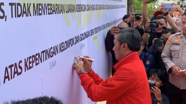 Ketua DPRD Provinsi Jambi, Edi Purwanto saat Menandatangani Kesepakatan Pemilu Damai. (Foto: Dok. Humas).