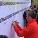 Ketua DPRD Provinsi Jambi, Edi Purwanto saat Menandatangani Kesepakatan Pemilu Damai. (Foto: Dok. Humas).