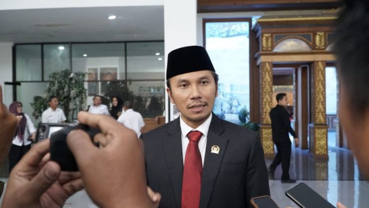 Ketua DPRD Provinsi Jambi, Edi Purwanto saat Ditemui Awak Media Usai Paripurna Pada Jum'at, (10/11/2023). Foto : Dok. Humas).