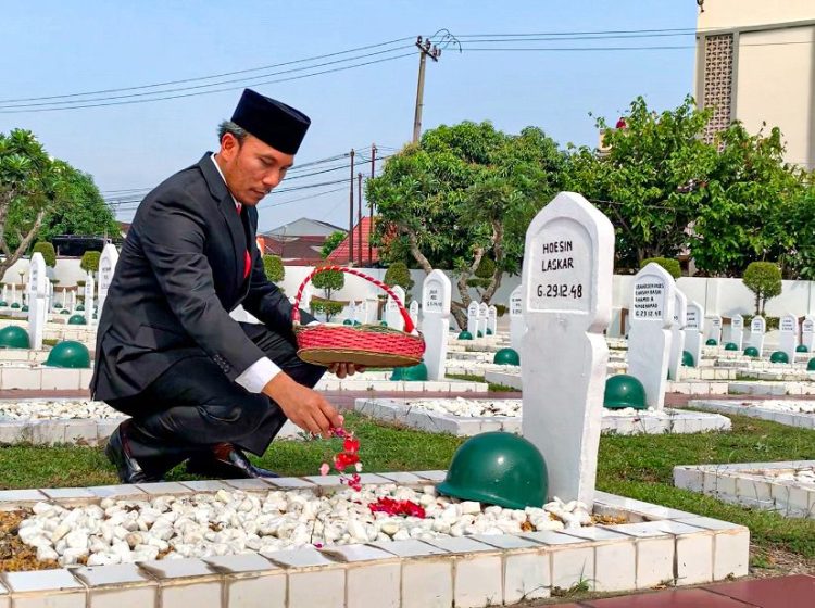 Ketua DPRD Provinsi Jambi, Edi Purwanto Tengah Menabur Bunga di Makam Pahlawan Jambi. (Foto: Dok. Humas).