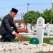 Ketua DPRD Provinsi Jambi, Edi Purwanto Tengah Menabur Bunga di Makam Pahlawan Jambi. (Foto: Dok. Humas).