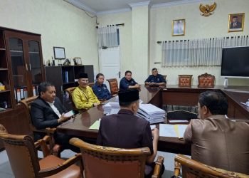 Komisi I DPRD Provinsi Jambi mengadakan rapat dengan Komisi Informasi Provinsi Jambi dengan agenda pembahasan anggaran tahun 2024.Senin (6/11/2023). / Oleh: Humas DPRD Provinsi Jambi.