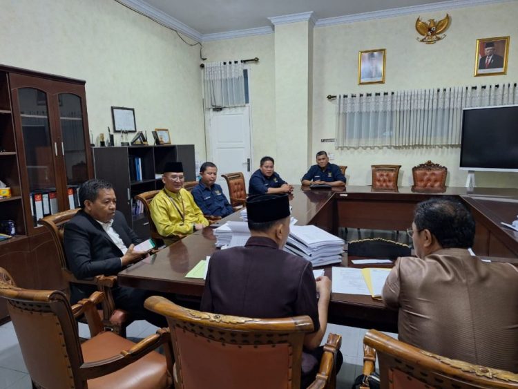 Komisi I DPRD Provinsi Jambi mengadakan rapat dengan Komisi Informasi Provinsi Jambi dengan agenda pembahasan anggaran tahun 2024.Senin (6/11/2023). / Oleh: Humas DPRD Provinsi Jambi.