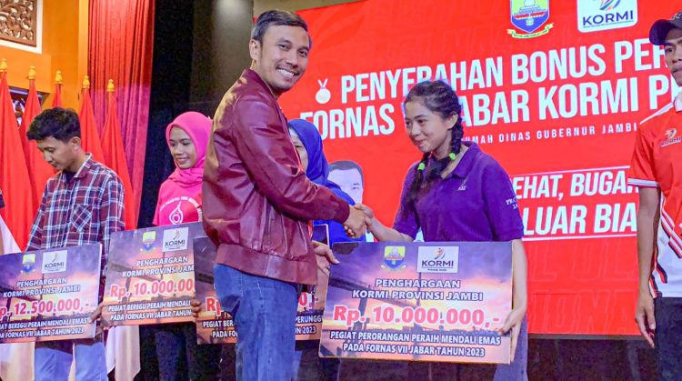Ketua DPRD Provinsi Jambi saat Menyerahkan Bonus uUntuk Atlit Kormi Peraih Mendali. (Foto: Dok. Humas).
