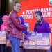 Ketua DPRD Provinsi Jambi saat Menyerahkan Bonus uUntuk Atlit Kormi Peraih Mendali. (Foto: Dok. Humas).