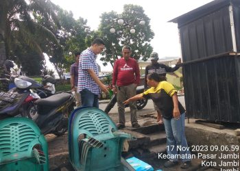 Anggota DPRD Provinsi Jambi, Budi Yako saat Mengunjungi Pedagang Kuliner di Kawasan Tanggo Rajo Kota Jambi. (Foto : Dok. Humas).