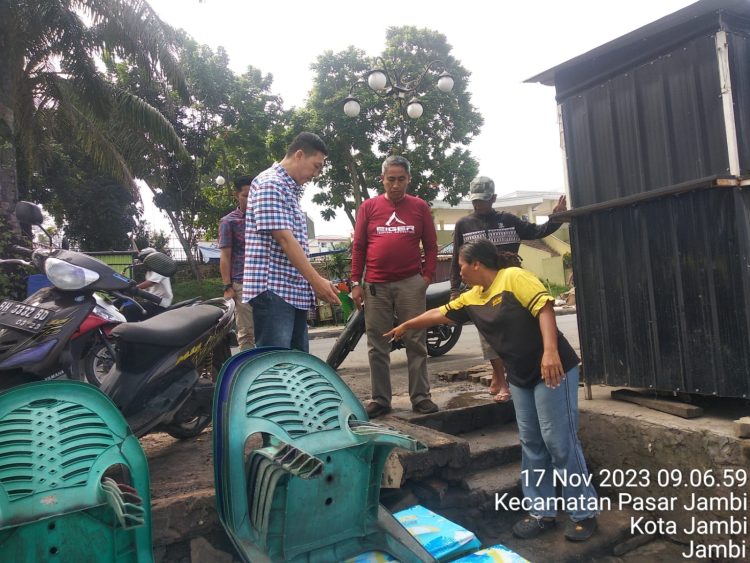 Anggota DPRD Provinsi Jambi, Budi Yako saat Mengunjungi Pedagang Kuliner di Kawasan Tanggo Rajo Kota Jambi. (Foto : Dok. Humas).