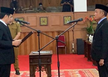 Taufik saat Dilantik oleh Waka DPRD Provinsi Jambi, Faizal Riza. (Foto : Dok. Humas).