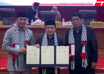 Pimpinan DPRD Bersama Gubernur Menandatangani Pengesahan Ranperda Retribusi Daerah. (Foto: Dok. Humas).