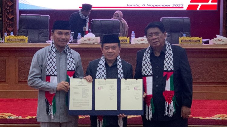 Pimpinan DPRD Bersama Gubernur Menandatangani Pengesahan Ranperda Retribusi Daerah. (Foto: Dok. Humas).