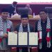 Pimpinan DPRD Bersama Gubernur Menandatangani Pengesahan Ranperda Retribusi Daerah. (Foto: Dok. Humas).