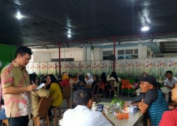 Anggota DPRD Provinsi Jambi, Abu Yani Tengah Mendengarkan Aspirasi Wrga saat Reses di Wilayah Sungai Bahar. (Foto : Dok. Istimewa).
