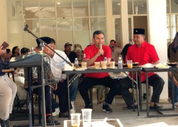 Ketua DPRD Provinsi Jambi saat Berdiskusi dengan Pelaku UMKM dan Tenaga Honorer. (Foto : Dok. Humas).