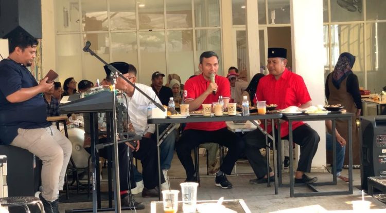Ketua DPRD Provinsi Jambi saat Berdiskusi dengan Pelaku UMKM dan Tenaga Honorer. (Foto : Dok. Humas).