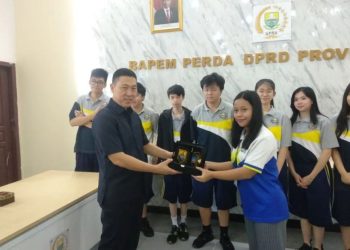 Anggota DPRD Provinsi Jambi, Budi Yako saat Menerima Peserta Study Tour Siswa Karunia Global School. (Foto: Dok. Humas).