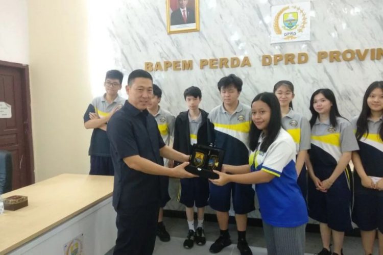 Anggota DPRD Provinsi Jambi, Budi Yako saat Menerima Peserta Study Tour Siswa Karunia Global School. (Foto: Dok. Humas).