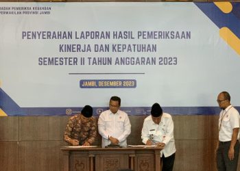 Ketua DPRD Provinsi Jambi saat Menghadiri Penyerahan Laporan Keuangan Pemprov oleh Pihak BPK. (Foto: Dok. Humas).