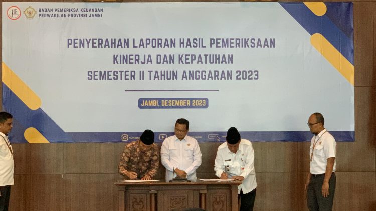 Ketua DPRD Provinsi Jambi saat Menghadiri Penyerahan Laporan Keuangan Pemprov oleh Pihak BPK. (Foto: Dok. Humas).