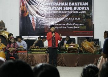 Ketua DPRD Provinsi Jambi, Edi Purwanto Dalam Acara Penyerahan Bantuan kesenian Tradisional. (Foto: Dok. Humas).