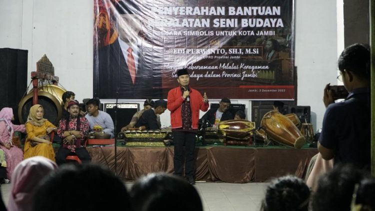 Ketua DPRD Provinsi Jambi, Edi Purwanto Dalam Acara Penyerahan Bantuan kesenian Tradisional. (Foto: Dok. Humas).