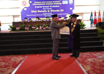 Wagub Sani Menyerahkan Secara Simbolis Beasiswa Kurang Mampu dari Program DUMISAKE Jambi mantap. (Foto: Dok. Diskominfo).