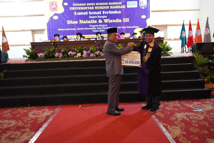 Wagub Sani Menyerahkan Secara Simbolis Beasiswa Kurang Mampu dari Program DUMISAKE Jambi mantap. (Foto: Dok. Diskominfo).