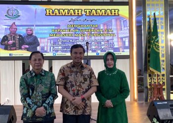Edi Purwanto (Tengah) bersama Mantan Kejati Jambi, Elan Suherlan dan Istri. (Foto: Dok. Humas).