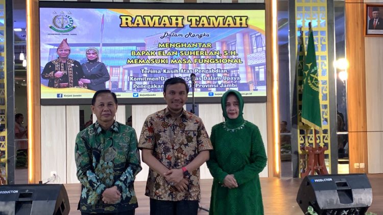 Edi Purwanto (Tengah) bersama Mantan Kejati Jambi, Elan Suherlan dan Istri. (Foto: Dok. Humas).
