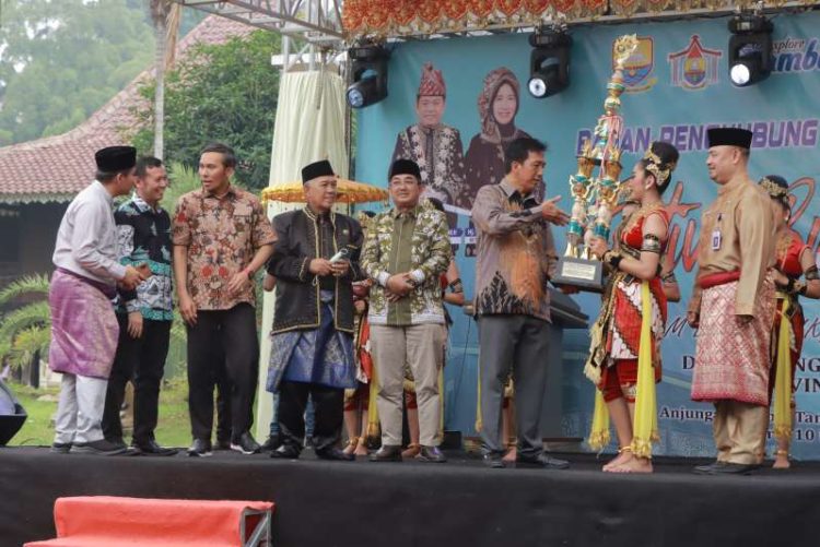 Bupati Tanjab Barat (Empat dari Kanan) saat Menghadiri Festival Budaya Jambi di TMII. (Foto: Dok. Diskominfo TJB).