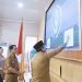 Bupati Menyentuh Layar Videotron Tandah Diluncurkannya Aplikasi SRIKANDI dan GNSTA. (Foto: Dok. Prokopim TJB).
