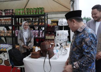 Gubernur Jambi, Al Haris saat Melihat Salah Satu Stand Peserta Event Karya Nyata Festival 4.0 di Halaman GOR Kota baru. (Foto: Dok. Diskominfo).