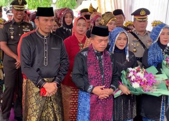 Ketua DPRD Provinsi Jambi, (Petama dari Kiri) Disambut saat Menghadiri Paripurna HUT Kabupaten Merangin. (Foto: Dok. Humas).